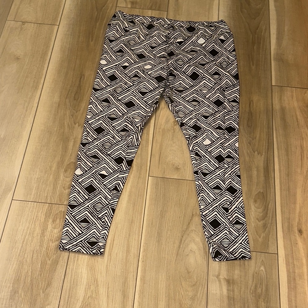 GUC LuLa Rue Brand Geometric Black & White Leggings Plus Size